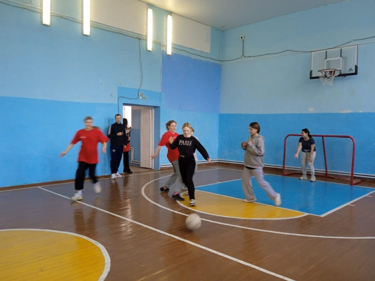 Женский футбол в честь 8 Марта.